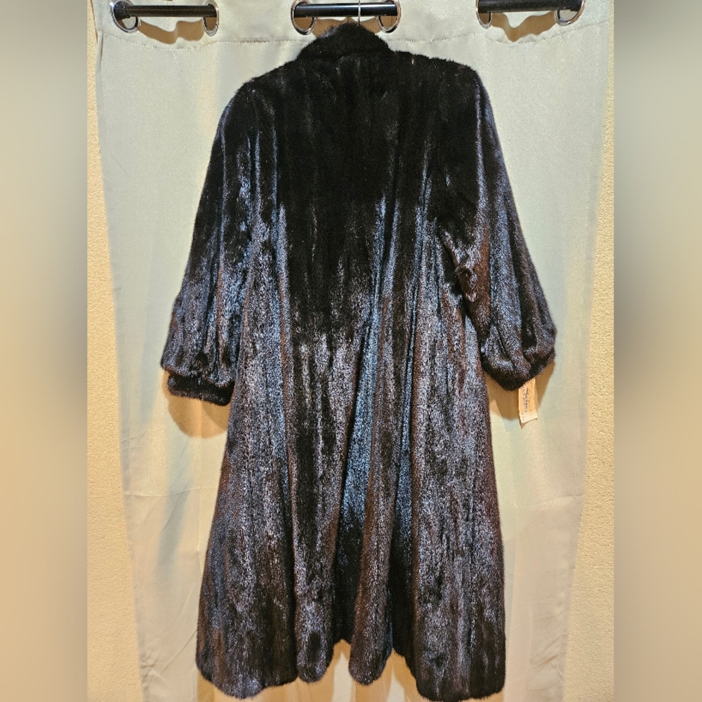 Luxurious Blackglama Fur Coat in Rich Black